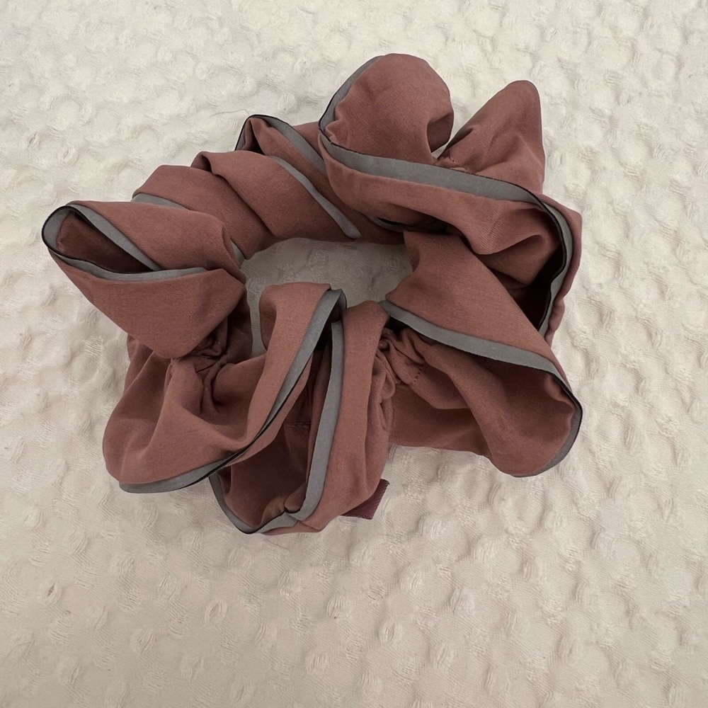 Lululemon light locks scrunchie